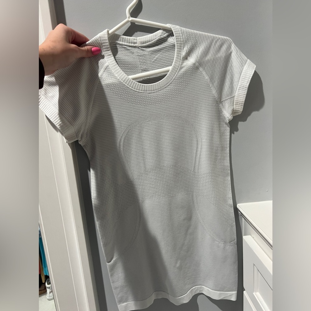 WHITE LULULEMON BASIC TOP